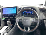 上質で落ち着いた印象のインパネ。視界も広々で運転しやすいです。