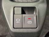 指先だけで簡単に操作が可能な電動パーキングブレーキを採用。「HOLD」スイッチを押すと、渋滞や信号待ちなどでブレーキペダルから足を離しても、ブレーキを保持するので安心です
