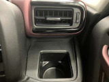 【運転席ドリンクホルダー】使いやすさに配慮したドリンクホルダー