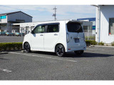 スポーティーで力強いスタイルを演出する、CUSTOM専用のデザイン!
