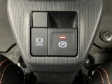 【電動パーキングブレーキ+オートブレーキホールド機能】 指先だけで簡単に操作が可能なパーキングブレーキ、スイッチを押すとブレーキペダルから足を離してもブレーキを保持できるオートブレーキホールド搭載。