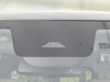 【三菱e-Assist】走行中に前方の車両等を認識し、衝突しそうな時は警報とブレーキで衝突回避と被害軽減をアシスト。より安全にドライブをお楽しみいただけます。