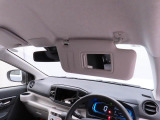 運転席サンバイザー裏にバニティミラー。気になった時にサッと身だしなみチェック。