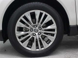 高輝度シルバー塗装された19インチアルミホイールが装着されています。タイヤサイズ225/55R19