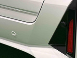 車の四隅にセンサーを施し死角になりやすい左右前後方向の障害物を感知することで、縦列駐車や車庫入れをサポートするコーナーセンサーが付いてます
