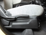 運転席にはドライバーの体型や好みに応じて前後方向だけでなく、高さの調整ができるシートリフターを装備!