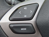運転中、オーディオの操作をしてて、ハッとしたことはありませんか?ステアリングスイッチは、運転中でもハンドルでオーディオの操作が可能です。安全なドライブをサポートします。