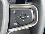 【ステアリングスイッチ】運転中、前方から目線をそらさずにオーディオ等の操作ができるよう、適切に配置されたスイッチ類。安心&快適なドライブを演出してくれる便利な機能です。
