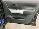 【運転席ドア】収納ポケットがあります。