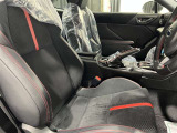 シートも赤いラインがアクセントとなっております。スポーティーな型となっており座り心地も良いです。