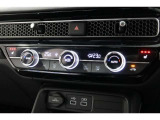 運転席と助手席の温度設定の変更が可能な左右独立タイプのデュアルエアコンです♪♪♪暑がりな人・寒がりな人も誰もが車内を快適にお過ごしいただけます♪♪♪