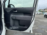 運転席ドアの内張です!使用感が少なくきれいな状態です!ドリンクホルダーや収納も備わっています!