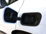コンセントタイプ3kWやウォールボックスタイプ6kWの充電器を用いてご自宅で簡単充電。一般的な家庭用200V交流充電ケーブルでは約8時間で80%まで充電!1時間あたり7~14kmを走行できる電力を充電