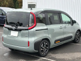コンビネーションランプを高い位置に配置、後続車に見やすいデザインで安全にも配慮。