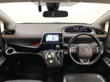 シンプルながら機能性あふれる運転席廻りです。視界性もよく、運転しやすいですよ。