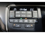運転席と助手席の温度設定の変更が可能な左右独立タイプのデュアルエアコンです♪♪♪暑がりな人・寒がりな人も誰もが車内を快適にお過ごしいただけます♪♪♪
