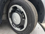 車両デザインに調和するホイールカバーを装備。タイヤの溝の状態もご確認ください。