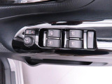 パワーウィンドウのスイッチです。運転席に居ながら助手席の窓を開け閉めできるので便利ですよ。 ロック機能も付いてるので子供がイタズラして窓を開けるという事もできなくできますよ。