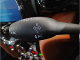 MINIの特徴的な内装のデザインは飛行機のコックピットをイメージしてデザインされております。外装だけでなく内装でも楽しませてくれる特徴的な車です☆