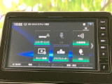 画面には複数の機能メニューが表示され、必要な項目を選びやすい構成です。バック時の確認をサポートするモニターとして、駐車時の後方確認に活用でき、毎日の車庫入れや駐車を支えてくれます。