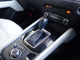 【オートブレーキホールド】停車中にブレーキペダルから足を放しても、ブレーキを自動的に制御して、車両の停車状態を保持する機能です。信号待ちなどの停車時に運転者の負担を軽減します。