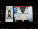 パノラミックビューモニター付きです。車両を上から見たような映像をディスプレイオーディオ画面に表示。運転席からの目視だけでは見にくい、車両周辺の状況をリアルタイムでしっかり確認できます。