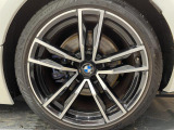BMWならではの卓越した走りを支えるホイールと足回りです!日本車の走りに慣れている方にもぜひ体感して頂きたいほど、高いレベルでまとまっています!