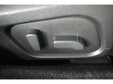パワーシート(乗り降りから、運転席のポジション設定まで、ボタンで一つで微調整できます。高級車の必須アイテムです。)