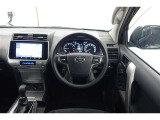スポーティームード溢れる運転席周りですね。 クイックなドライビングに対応できるよな運転席回りになっています。 ドライブがますます楽しくなりますね!