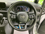 手元に各種スイッチを配置し、運転姿勢を保ちながら必要な操作を行いやすい仕様です。メーターとの位置関係も自然で、日々の運転をサポートする実用的な装備です。