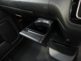 収納式カップホルダーは手の届きやすい位置にあります。