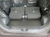 リヤシート背もたれを倒せば広い荷室になります