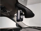 MINIではルームミラーの裏側にETCの車載器が内蔵されており、別途で車載器の購入必要なしで非常にスマート。皆様が驚かれるポイントのでもあります