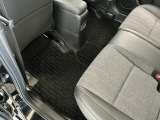 しっかりと汚れ、砂ぼこりを落とし足元まで清潔な車内空間を作り上げております♪