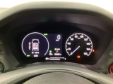 ハイブリット車専用のメーターです。右側の大型スピードメーターに加え、ステアリングスイッチを使って左のマルチインフォメーション・ディスプレイで燃費や動力伝達などの情報が見れるようになっています。