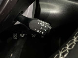 クルーズコントロール機能が付いています。 速度を設定するとアクセルを踏まなくても一定の速度で走ることができます。  高速道路ではとても便利な装置なんです。