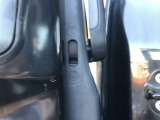 車の後部座席のドアを車内から開けられないようにする安全機能です。主な目的は、子供が走行中に誤ってドアを開けてしまうのを防ぐことです。