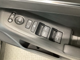 運転席のスイッチで全てのウィンドウの開閉操作を行うことができます。ロックボタンをONにしておくと、運転席以外のウィンドウは作動しないのでお子様を乗せているときなども安心ですね♪