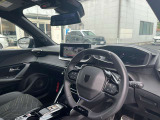 i-Cockpitのコンセプトを基に小径化したハンドルは女性でも楽に運転が可能です