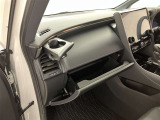 何かと便利なグローブボックス。メンテナンスノートや車検証、ちょっとしたメモと筆記用具等を入れておくとあればもしもの時にも便利ですね。