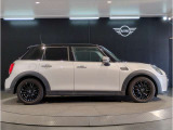 ☆MINIの車の始まりは大人四人がギリギリ乗れるコンパクトな車です!!今となっては3ナンバーですが、もともとは5ナンバーの車でした!!
