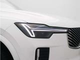 ボルボを象徴する「トールハンマー」デザインのT字型LEDヘッドライト。マトリックスLED技術により、遠くまでしっかりと照らしながら、周囲の状況に合わせてスムーズに配光をコントロールします。