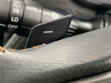 ステアリングから手をはなすことなく指先の操作で俊敏なシフトアップ、シフトダウンが可能。