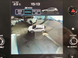 デジタルマルチビューモニターは、4つのカメラの映像を合成し、車両を上空から見たように表示します!道路端への幅寄せだけではなく、駐車時などの死角になるエリアの確認をサポートしてくれますヨ♪♪