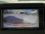【バックモニター】後方の障害物や歩行者を確認できるバックモニター。狭い駐車場や混雑した場所でも安心して車を操作できます。