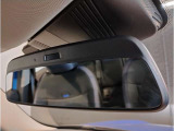 【ルームミラー一体型ETC車載器】ルームミラーの裏側に目立たない様に配置されたETCカード挿入口。スタイリッシュ且つ機能的なものとなっております。