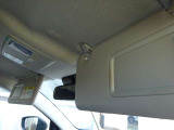 【バニティミラー】日差しを遮るだけでなく、停車中の身だしなみチェックにも便利です。出かけ前の髪型やメイクの確認など、日常の場面で活躍します。