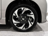 アルミホイールを装備、タイヤサイズは165/55R15です。