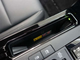 ワイヤレス充電機能で接続の手間いらず。スマートフォンなどをワイヤレスで充電可能です。