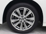高輝度塗装の18インチアルミホイールが装着されています。タイヤサイズ235/50R18